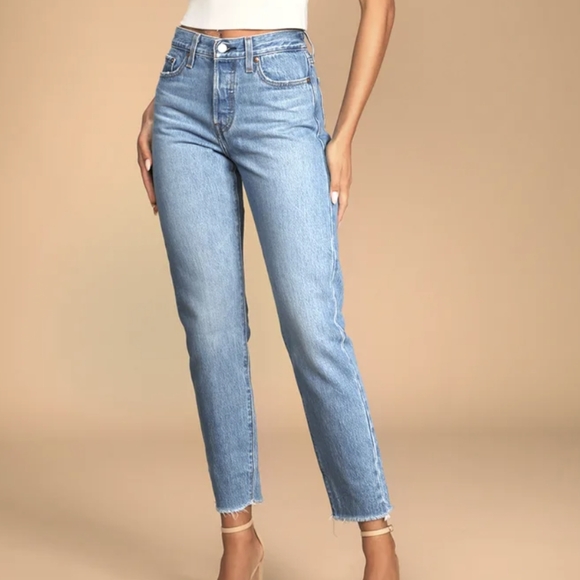 Distressed Levi wedgie jean - Picture 1 of 4